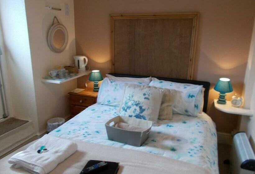 חדר בסיסי, The White Lion