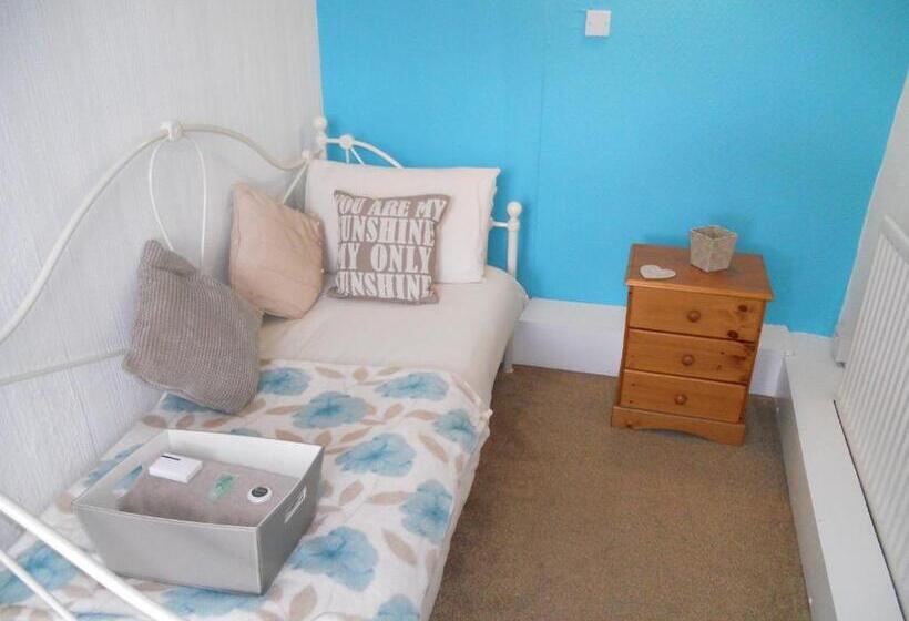 חדר משפחתי, The White Lion