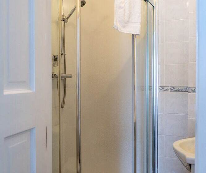 חדר סטנדרט לשלושה, Corran House Guest House