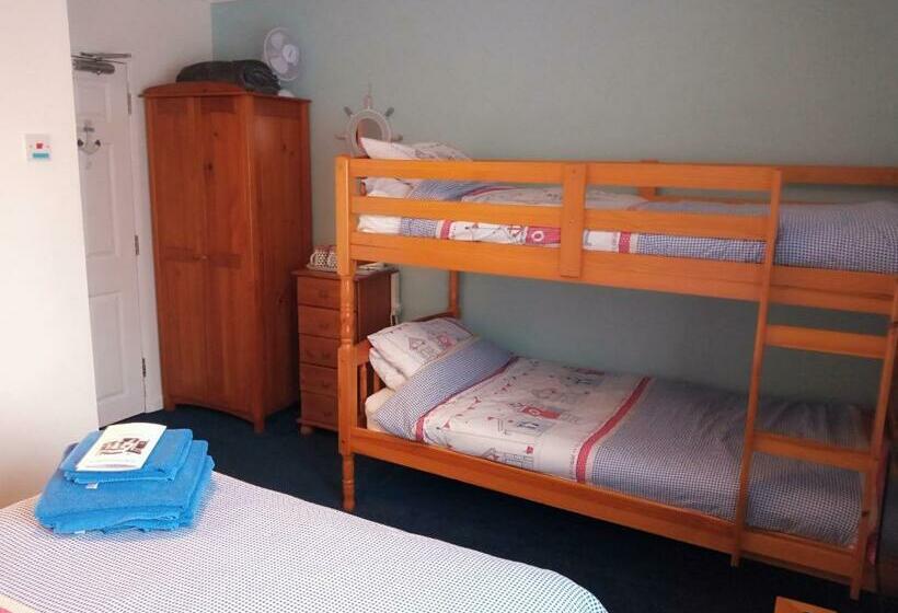 اتاق خانوادگی, Sandcastles Guest House