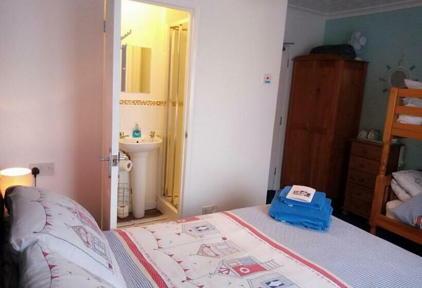 اتاق خانوادگی, Sandcastles Guest House