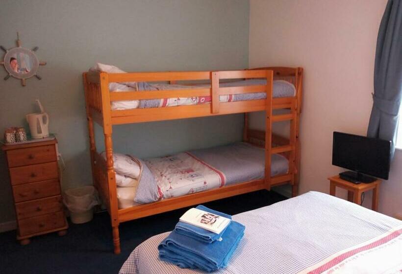 اتاق خانوادگی, Sandcastles Guest House