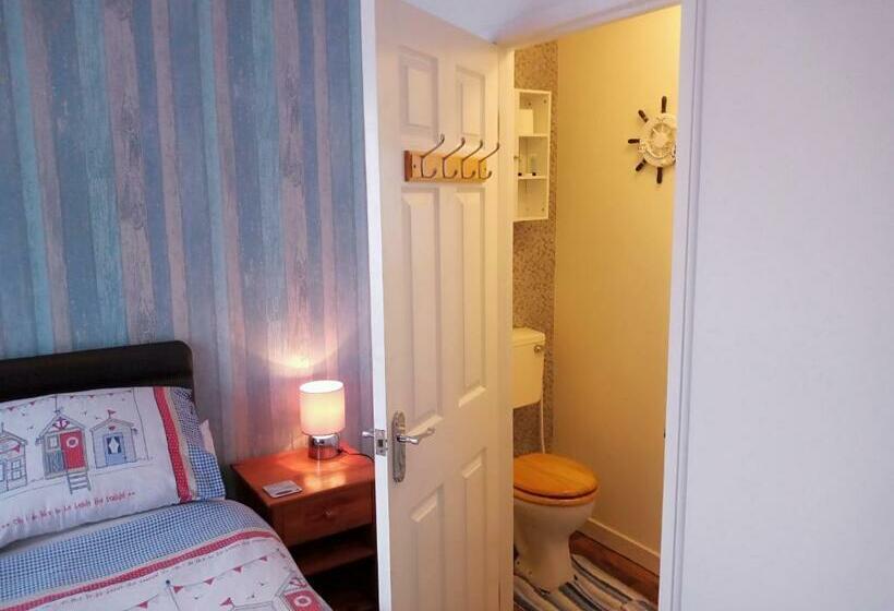 اتاق خانوادگی, Sandcastles Guest House