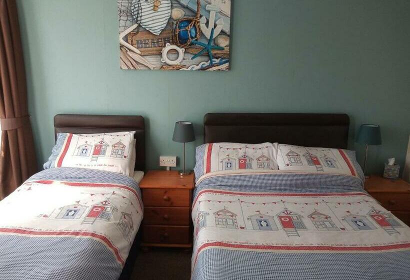 اتاق خانوادگی, Sandcastles Guest House