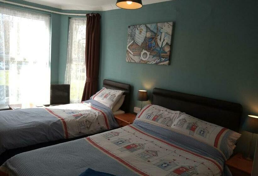 اتاق خانوادگی, Sandcastles Guest House