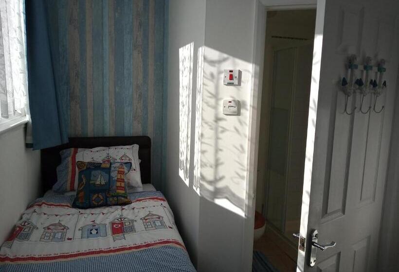 اتاق خانوادگی, Sandcastles Guest House