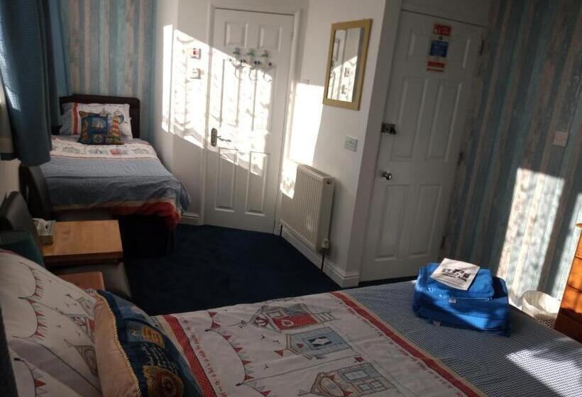 اتاق خانوادگی, Sandcastles Guest House