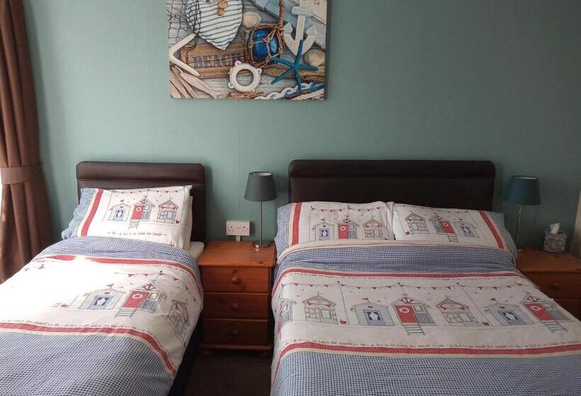 تختخواب در اتاق مشترک, Sandcastles Guest House