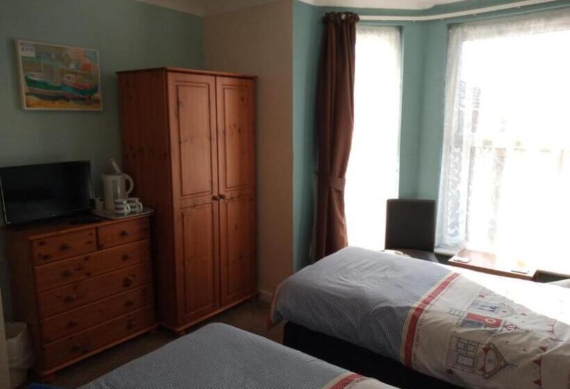 تختخواب در اتاق مشترک, Sandcastles Guest House