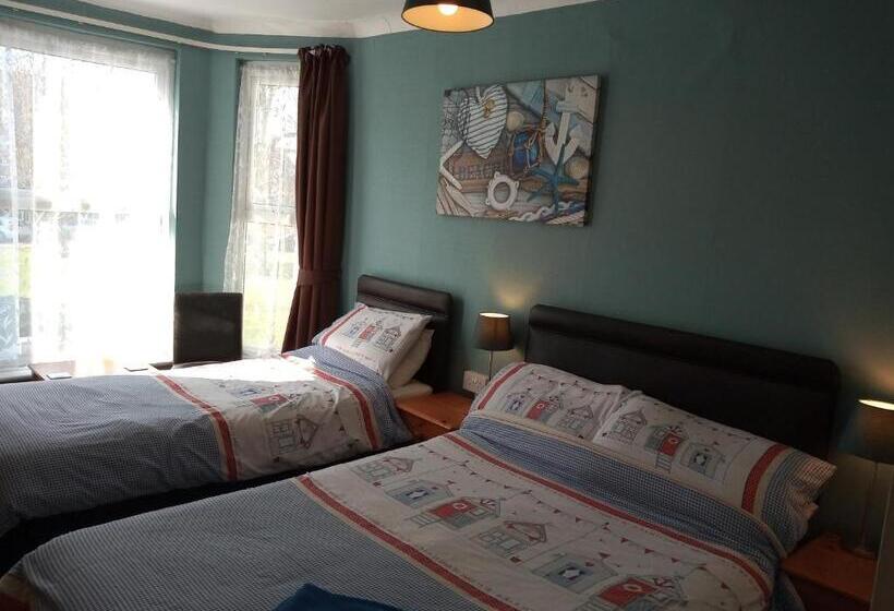 تختخواب در اتاق مشترک, Sandcastles Guest House