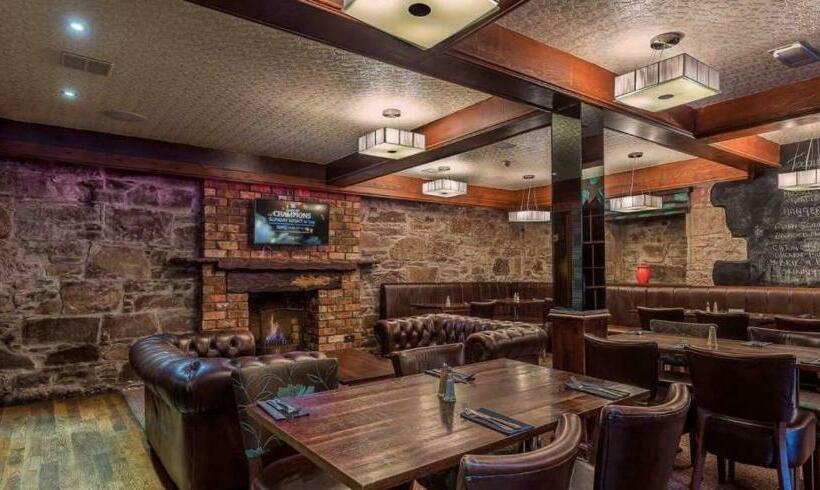 חדר בסיסי, Number 44 Hotel & Bar