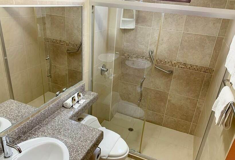 חדר משפחתי, Palmira Inn