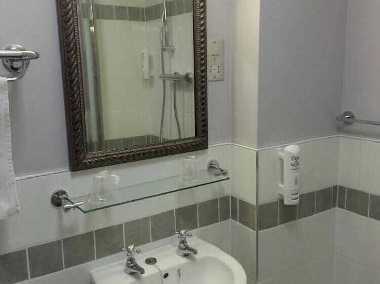 غرفة عائلية, Punch House Monmouth