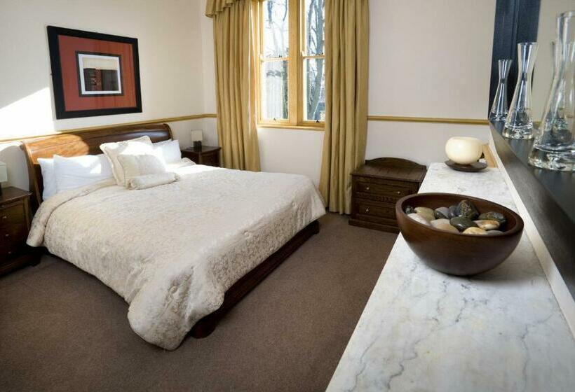 חדר דלוקס, The Old Lodge