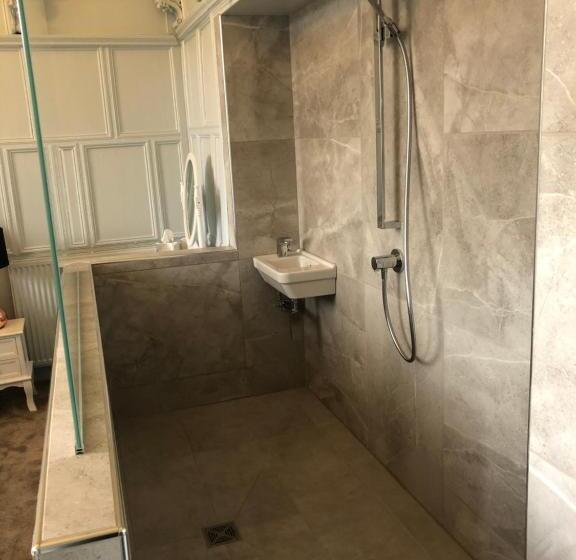 חדר דחוקס עם מיטת קינג, The Old Lodge