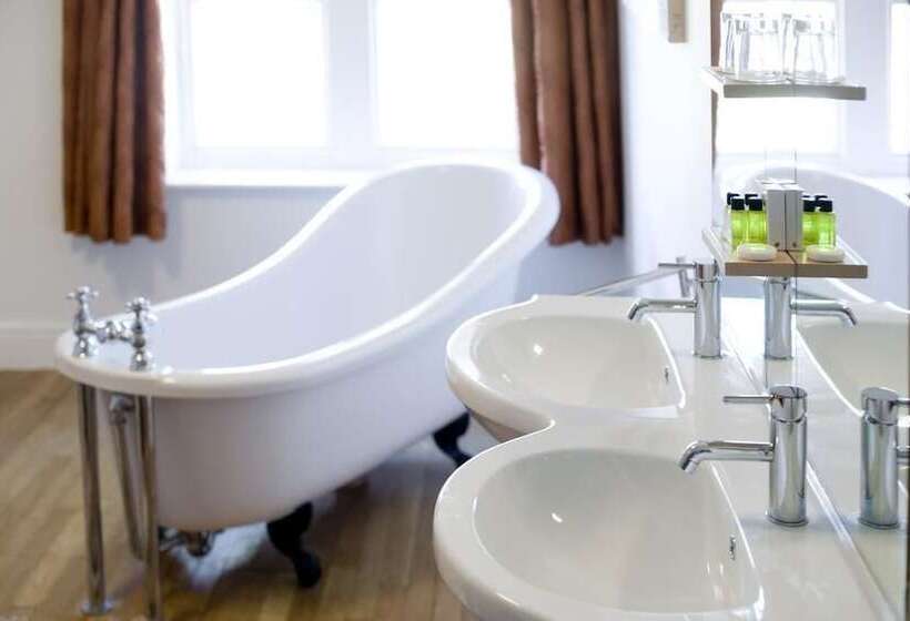 חדר סופריור, The Old Lodge