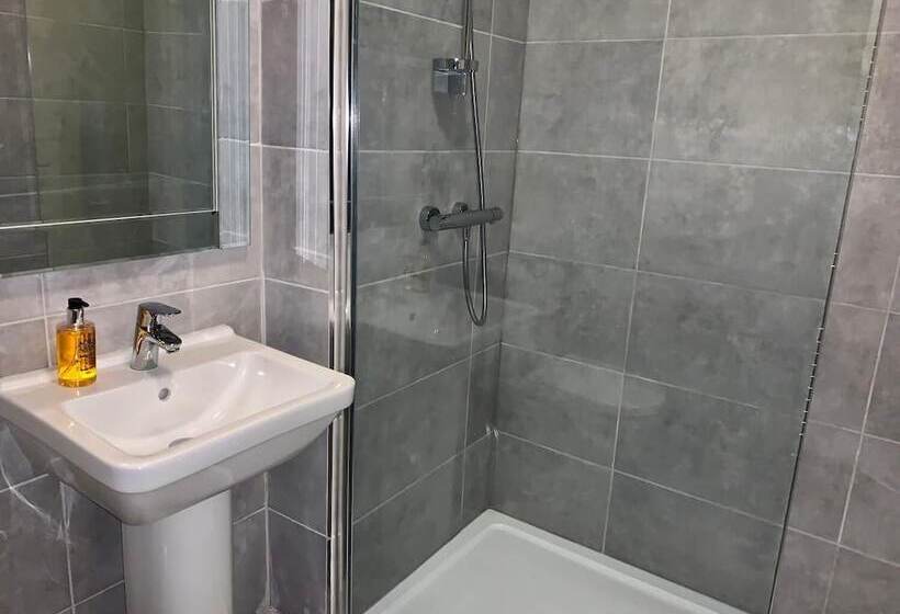 חדר דלוקס, The Old Lodge