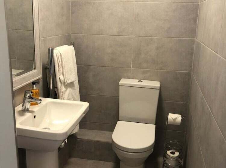 חדר דלוקס, The Old Lodge