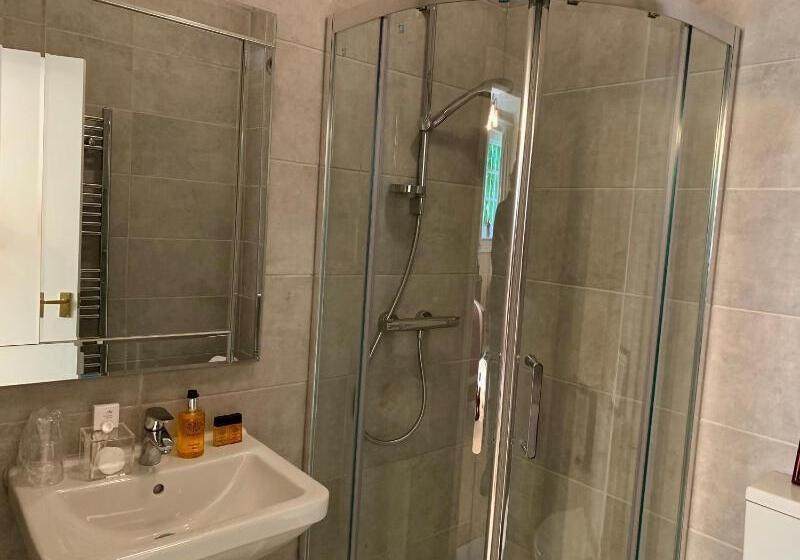 חדר סטנדרט, The Old Lodge