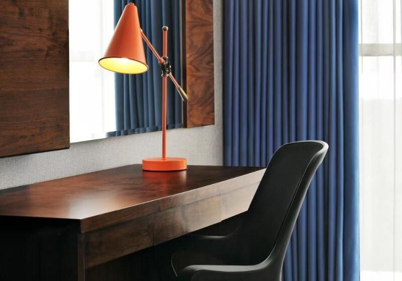 חדר דלוקס, The Old Lodge