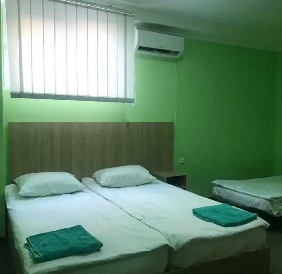 اتاق ساده سه‌ نفره, Starhostel