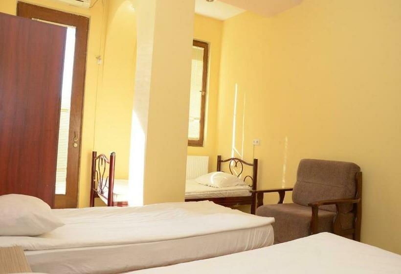 اتاق ساده سه‌ نفره, Starhostel