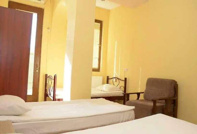 اتاق ساده سه‌ نفره, Starhostel