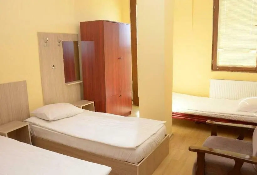 اتاق ساده سه‌ نفره, Starhostel