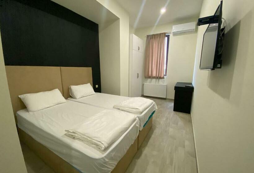 اتاق ساده سه‌ نفره, Starhostel