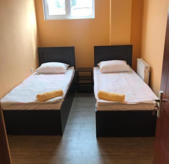 اتاق استاندارد با سرویس بهداشتی مشترک, Starhostel