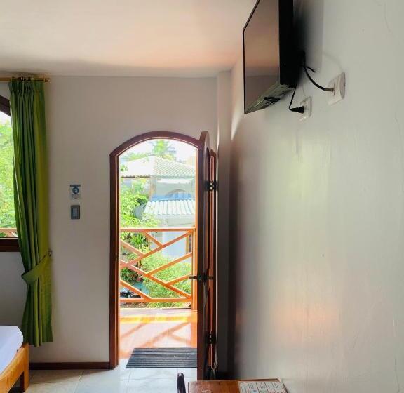 Номер Стандарт Трехместный, Hostal White House Galapagos