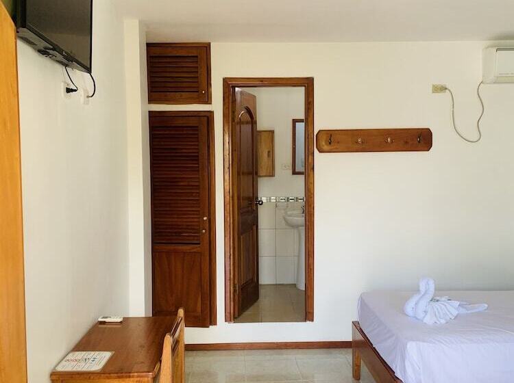 스탠다드 트리플 룸, Hostal White House Galapagos