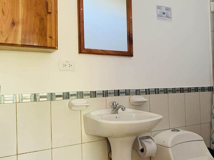 스탠다드 트리플 룸, Hostal White House Galapagos