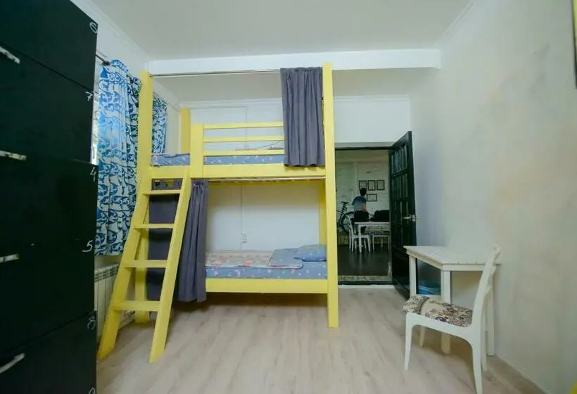 Llit en Habitació Compartida, Topchan
