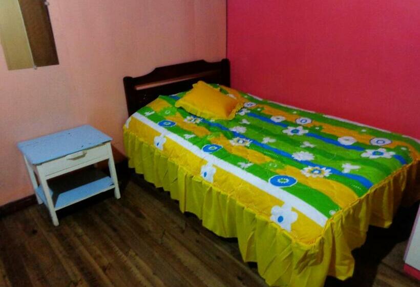 스탠다드 트리픔 룸 공동욕실, Hostal Yumbo Imperial