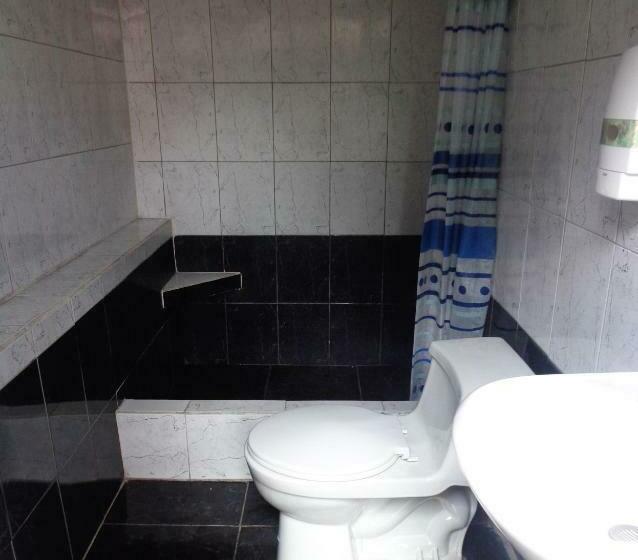 스탠다드 트리픔 룸 공동욕실, Hostal Yumbo Imperial