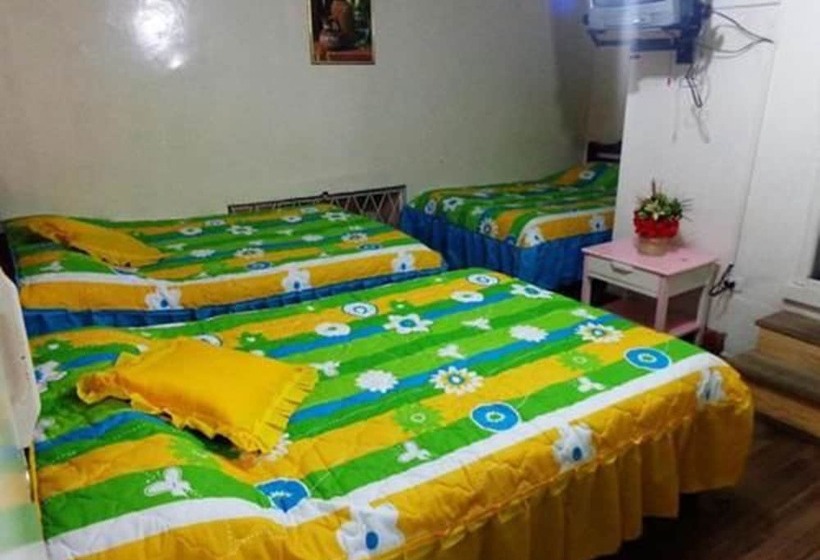 스탠다드 트리픔 룸 공동욕실, Hostal Yumbo Imperial