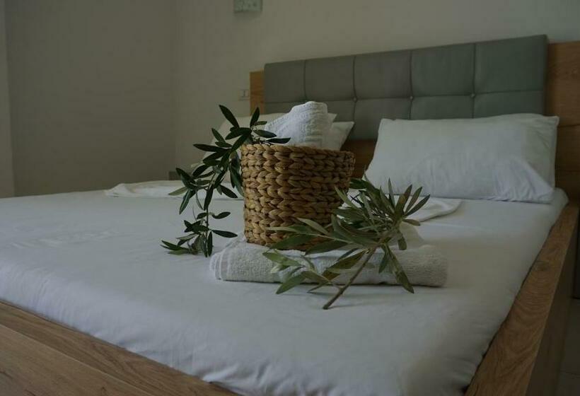 اتاق استاندارد چهارنفره با بالکن, Ionian