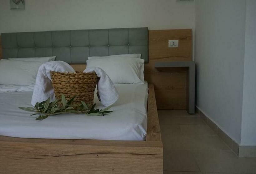 اتاق استاندارد چهارنفره با بالکن, Ionian