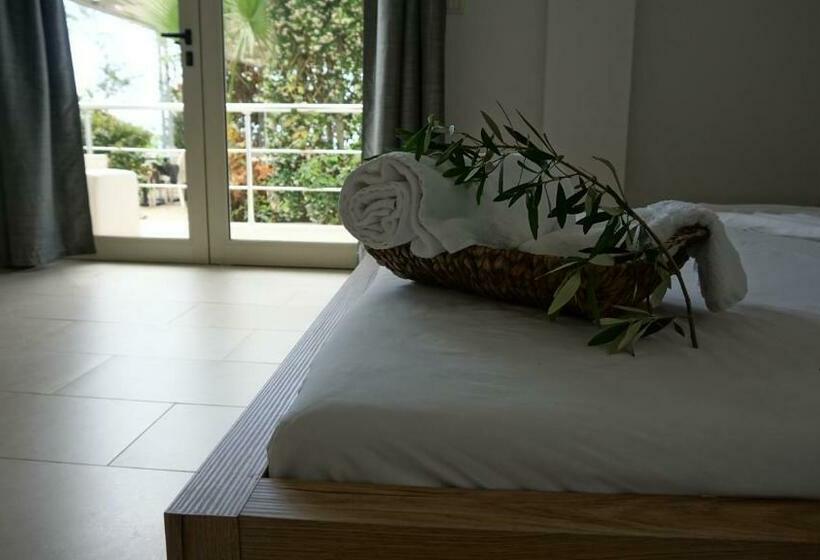 اتاق استاندارد چهارنفره با بالکن, Ionian