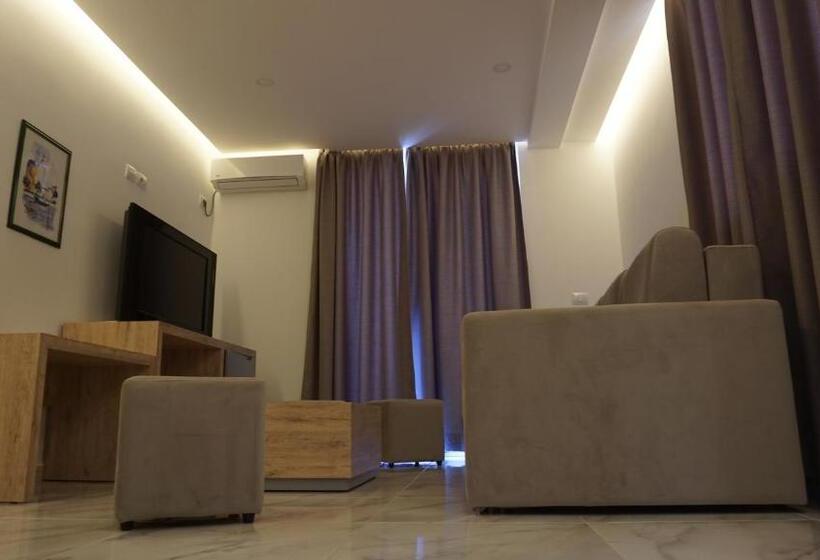 سوییت با چشم‌انداز جانبی دریا, Ionian