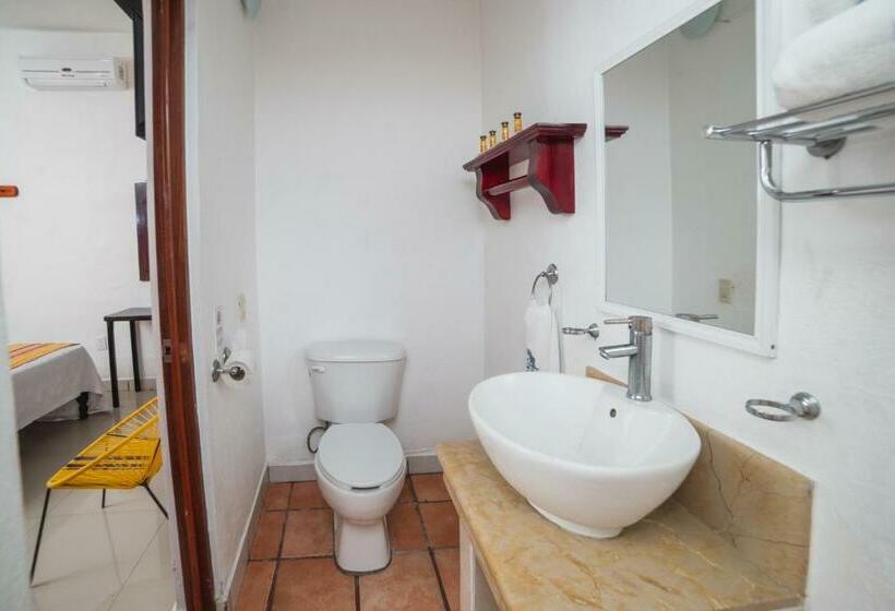 اتاق استاندارد چهار تخته, Meson De Mita