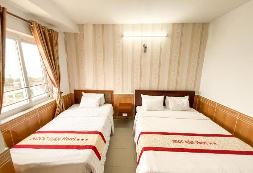 اتاق سه نفره سوپریور با چشم‌انداز دریا, Ngọc Hân Hotel By The Moment