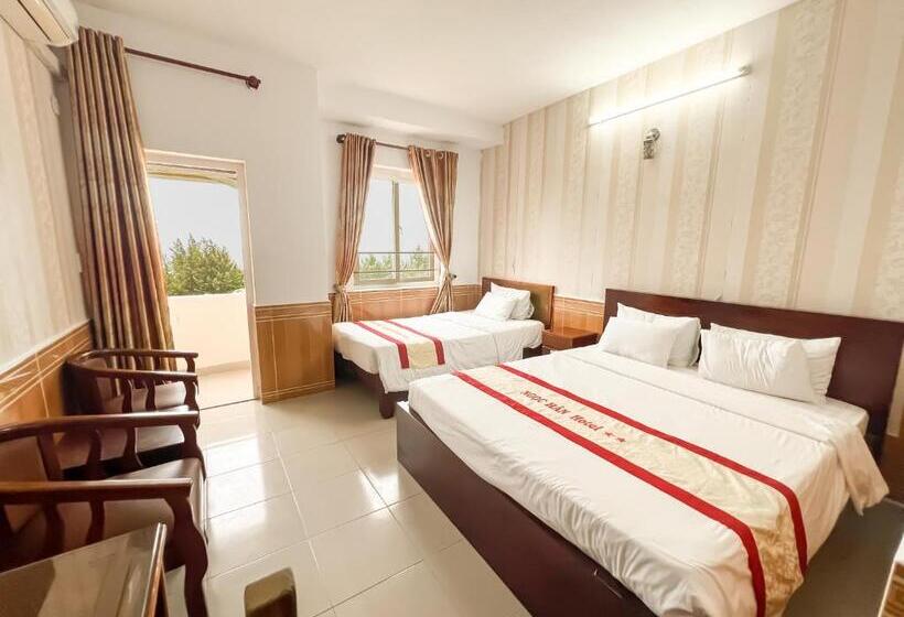 اتاق سه نفره سوپریور با چشم‌انداز دریا, Ngọc Hân Hotel By The Moment