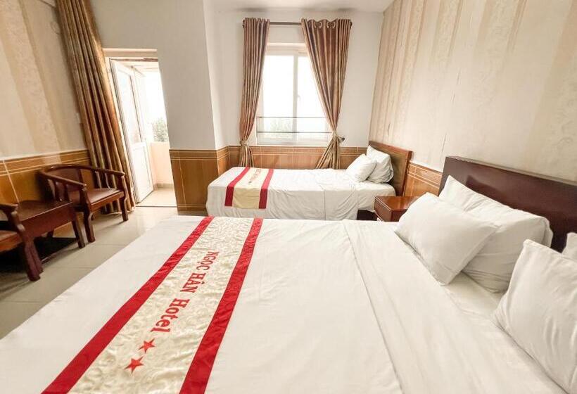 اتاق سه نفره سوپریور با چشم‌انداز دریا, Ngọc Hân Hotel By The Moment