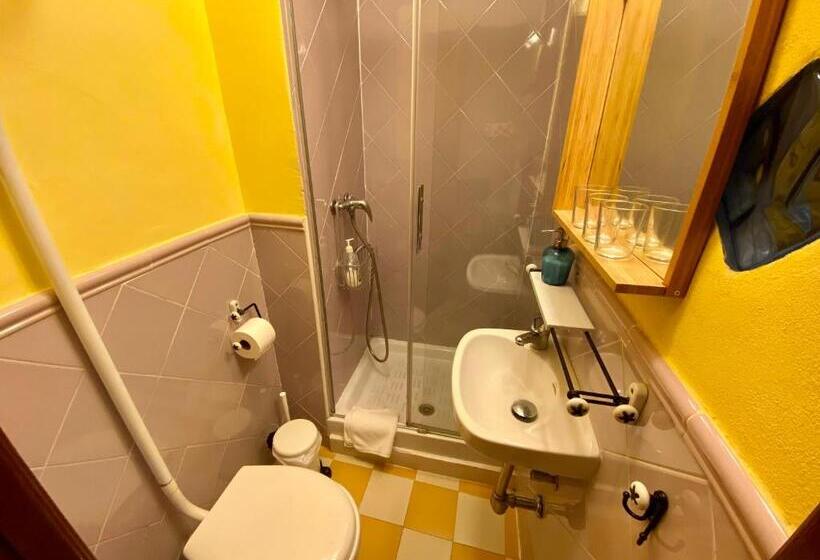 Quarto Triplo Standart, Pensión España