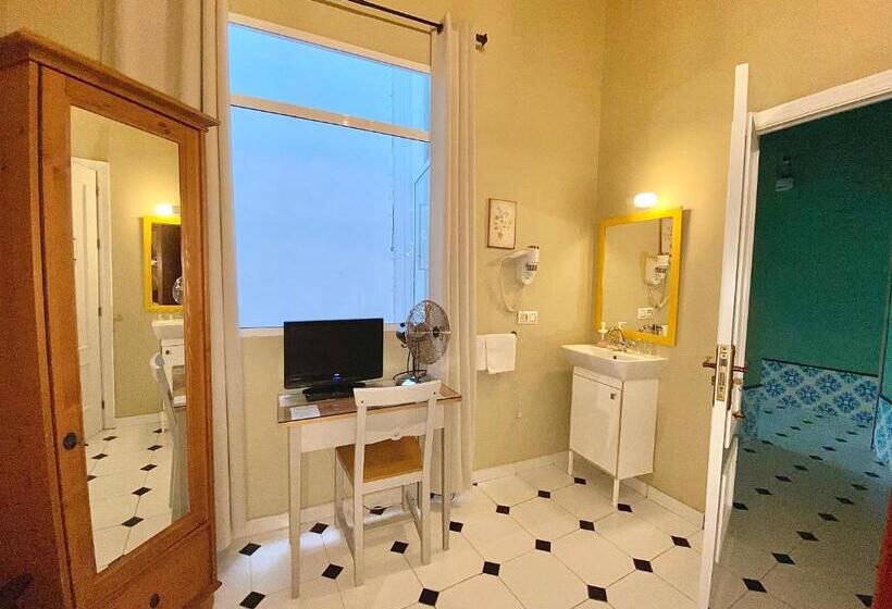 Quarto Economy Interior, Pensión España