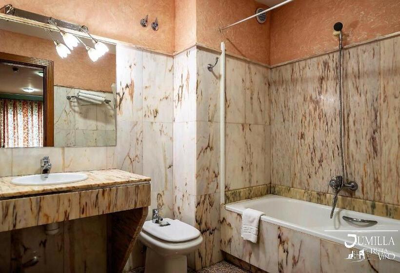 اتاق کلاسیک سه تخته, Pio Xii Jumilla