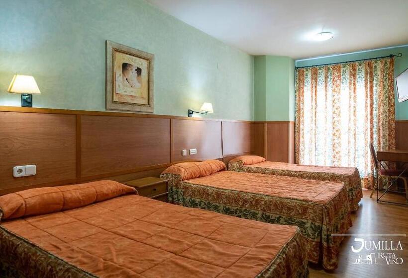 اتاق کلاسیک سه تخته, Pio Xii Jumilla