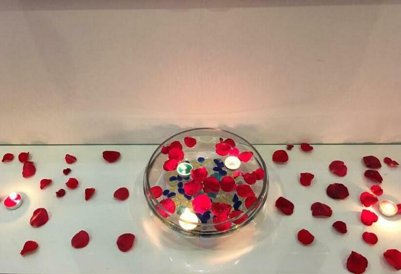 اتاق لوکس با بالکن, Tuong Vi